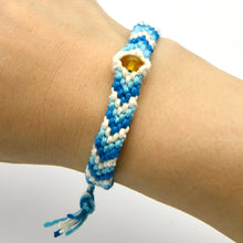 画像をギャラリービューアに読み込む, アマリンミサンガ(久慈産原石削り出し琥珀付)