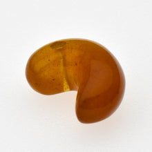 画像をギャラリービューアに読み込む, 久慈原産琥珀原石(研磨済)(勾玉)