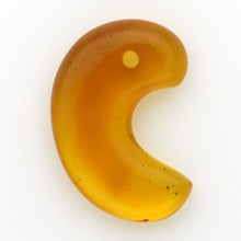 画像をギャラリービューアに読み込む, 久慈原産琥珀原石(研磨済)(勾玉)