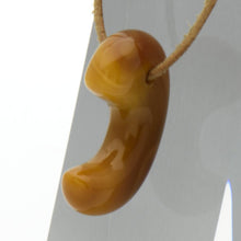 画像をギャラリービューアに読み込む, 久慈原産琥珀原石(研磨済)(勾玉)