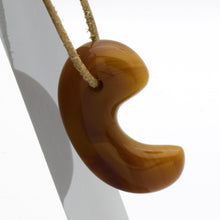 画像をギャラリービューアに読み込む, 久慈原産琥珀原石(研磨済)(勾玉)