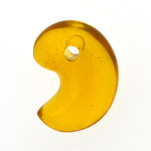 画像をギャラリービューアに読み込む, 久慈原産琥珀原石（研磨済）（勾玉）
