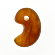 画像をギャラリービューアに読み込む, 久慈原産琥珀原石（研磨済）（勾玉）
