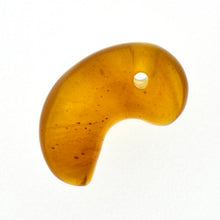 画像をギャラリービューアに読み込む, 久慈原産琥珀原石（研磨済）（勾玉）
