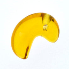 画像をギャラリービューアに読み込む, 久慈原産琥珀原石（研磨済）（勾玉）
