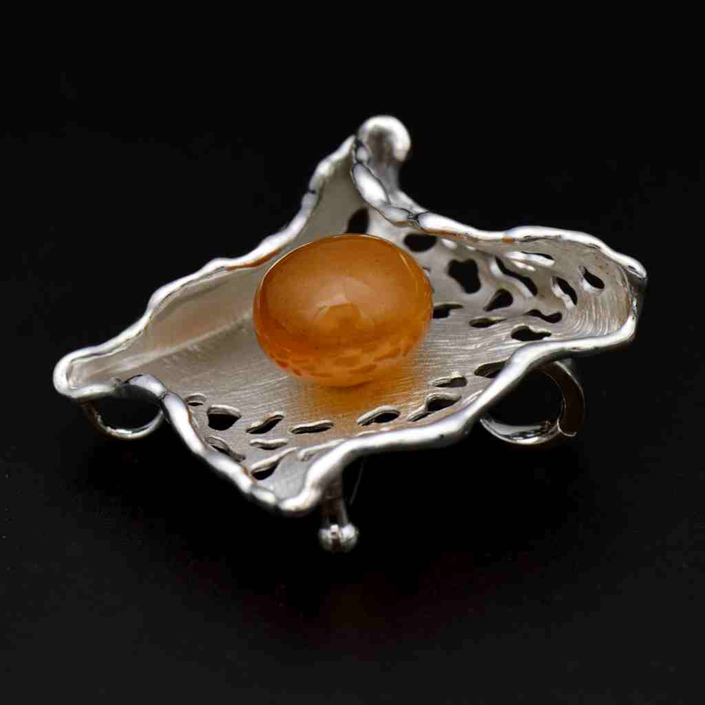 極美品 　♯105 琥珀のブローチ デンマーク製 極美品 ♯105 琥珀のブローチ デンマーク製 極美品 ♯105 琥珀の